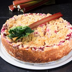 rhubarb cake with strawberry