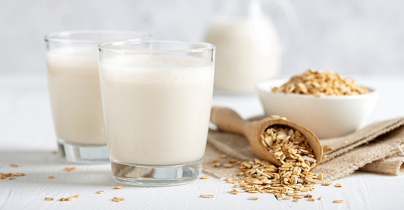 oat flakes and oat milk
